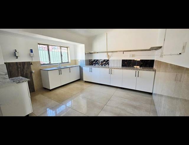 1 BEDROOM PROPERTY TO RENT IN CROSSMOOR